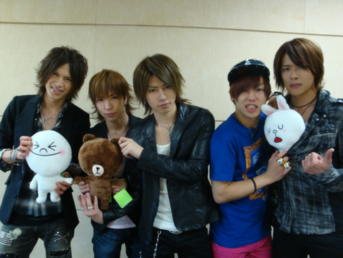  ViViD with LINE character plushies