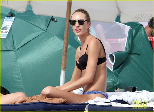  Candice Swanepoel and Hermann Nicoli at the ビーチ