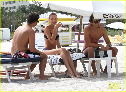  Candice Swanepoel and Hermann Nicoli at the ビーチ