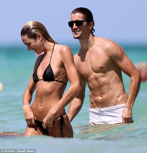  In Bikini In Miami spiaggia [3 July 2012]