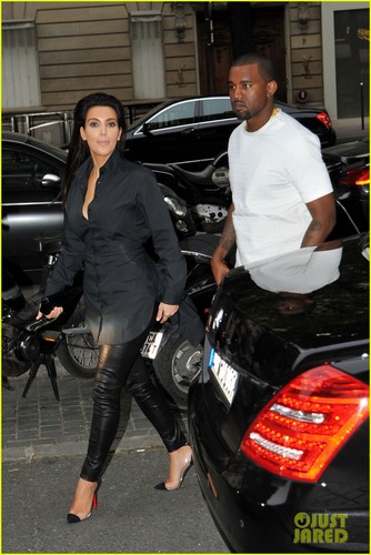 Kim and Kanye take the 日 によって storm in Paris