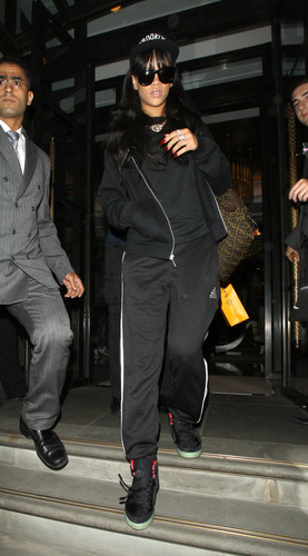  Leaving Her Londra Hotel And Heading To A Fitness First Gym [28 June 2012]