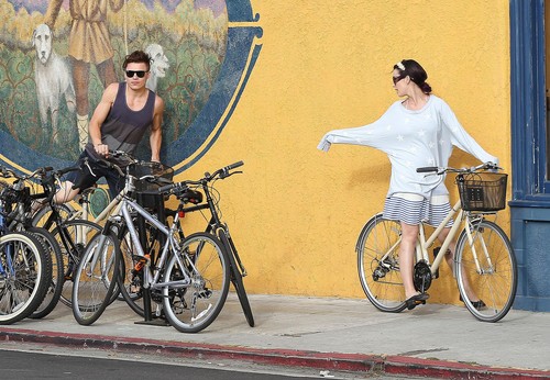 Out For A Bike Ride In Venice beach, pwani [4 July 2012]