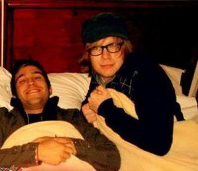  Pete & Patrick in cama together