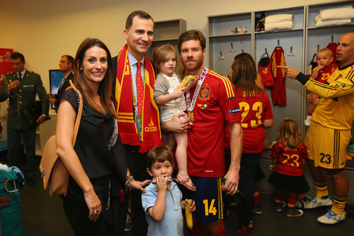 Prince Felipe of Spain poses with Xabi Alonso of Spain and family