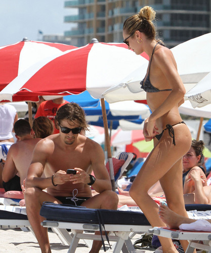  laccio, perizoma Bikini On Miami spiaggia [4 July 2012]