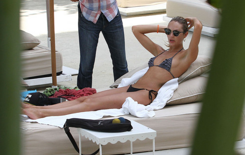  tali kulit, thong Bikini On Miami pantai [4 July 2012]