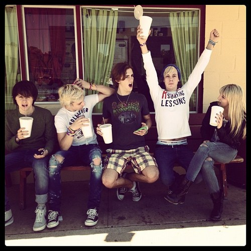  Tweets;“@officialR5: Chubbys!!! Our favorite! Best root बीयर, बियर everrrr!!! -Rydel xoxo