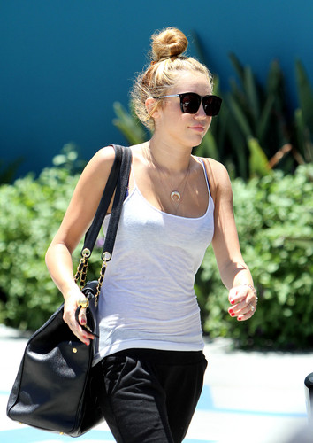  Went To Windsor Pilates Saturday Morning In Hollywood [30 June 2012]
