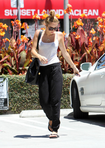  Went To Windsor Pilates Saturday Morning In Hollywood [30 June 2012]