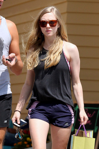  Amanda shows off her legs as she shops at Paper nguồn in Los Angeles [July 5]