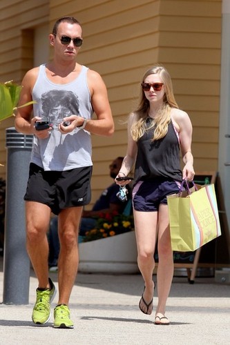 Amanda shows off her legs as she shops at Paper Source in Los Angeles [July 5]