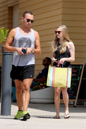  Amanda shows off her legs as she shops at Paper स्रोत in Los Angeles [July 5]