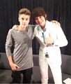 Justin with a fan in Tokyo - justin-bieber photo