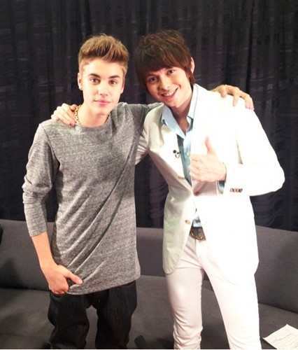  Justin with a peminat in Tokyo