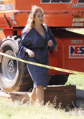  Kate Winslet on the set of 'Labor Day'