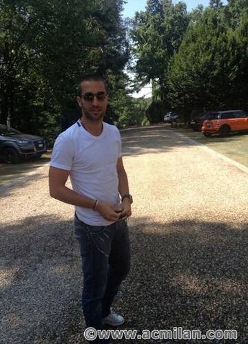 Milanello gets crowded for #raduno2012! Here is the red&black "catwalk"! 