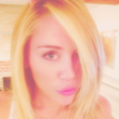  Miley goes blonde!<333333