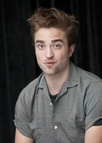  写真 of Rob at the "Twilight Saga: Breaking Dawn, part 2" press conference at SDCC 2012.