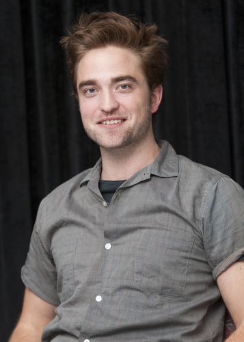  foto of Rob at the "Twilight Saga: Breaking Dawn, part 2" press conference at SDCC 2012.