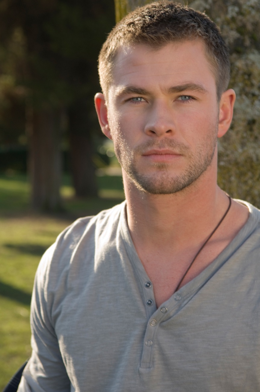 Photoshoots-The-Cabin-in-the-Woods-chris-hemsworth-31467093-864-1300