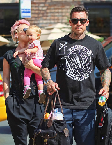  màu hồng, hồng And Carey Take Willow Out In New York [July 11, 2012]
