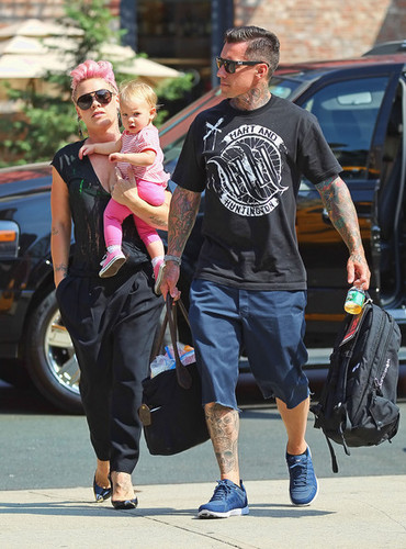  merah jambu And Carey Take Willow Out In New York [July 11, 2012]