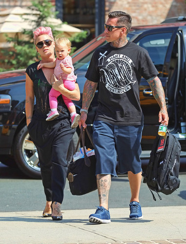  गुलाबी And Carey Take Willow Out In New York [July 11, 2012]