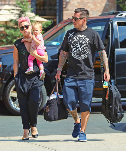  merah jambu And Carey Take Willow Out In New York [July 11, 2012]