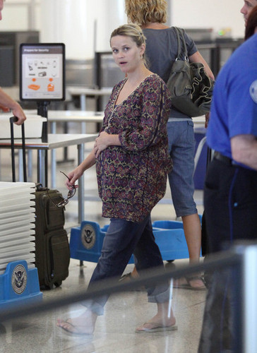  Reese Witherspoon and Jim Toth Catch an LAX Flight