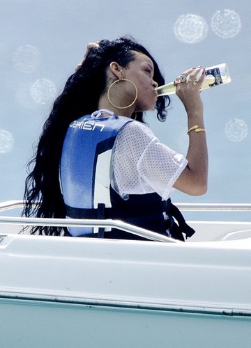  Rihanna out tubing and drinking with دوستوں in Barbados