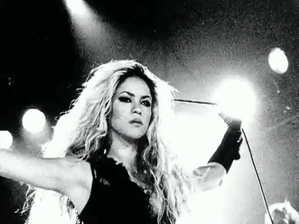  Шакира in 'Underneath Your Clothes' Музыка video
