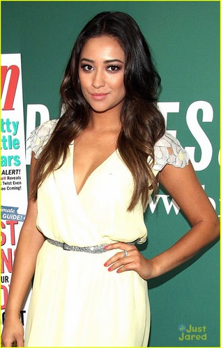  Shay at her Seventeen Magazine cover signing on Saturday (July 7) in New York City