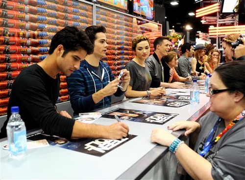  MTV's "Teen Wolf" parte superior, arriba Cow Booth Signing at Comic-Con