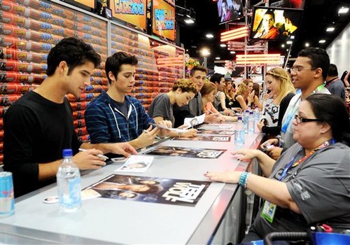  MTV's "Teen Wolf" سب, سب سے اوپر Cow Booth Signing at Comic-Con