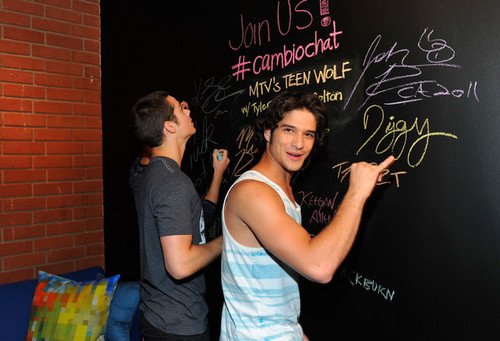  Cast Of MTV's Teen 늑대 Live Chat At Cambio Studios