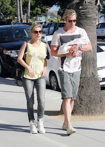  Chris Hemsworth and Elsa Pataky Take Baby India on a Walk