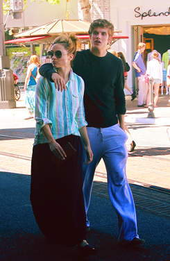  Crystal Reed & Daniel Sharman खरीडिए at the Grove in Hollywood