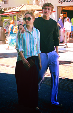  Crystal Reed & Daniel Sharman ভান্দার at the Grove in Hollywood