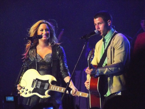  Demi Lovato and Nick Jonas 2012 konser