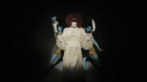  Florence Welch in 'Dog Days Are Over' موسیقی video
