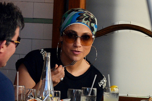  Jennifer Lopez and Casper Smart Have रात का खाना in NYC [July 22, 2012]