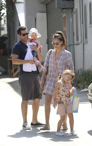  Jessica Alba and Family Get 早午餐 [July 22, 2012]