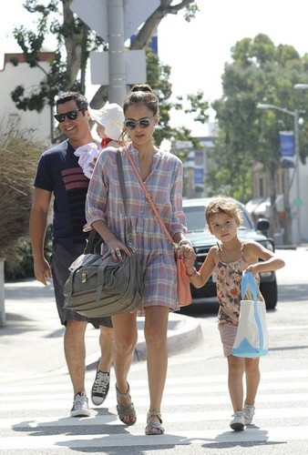  Jessica Alba and Family Get поздний завтрак, бранч [July 22, 2012]
