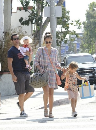  Jessica Alba and Family Get поздний завтрак, бранч [July 22, 2012]