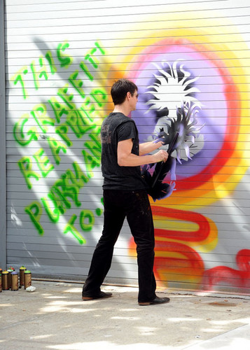 Jim Carrey Does Graffiti