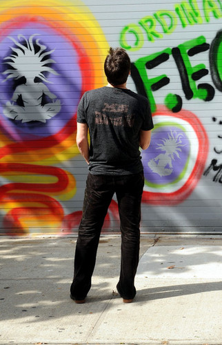 Jim Carrey Does Graffiti