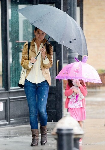  Katie Holmes and Suri Eat Out in NYC [July 20, 2012]