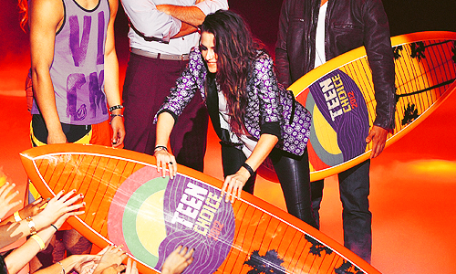  Kristen giving her award to fan