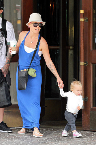  rosa, -de-rosa helps Willow take some of her first steps as she leaves her hotel with Carey Hart [July 15]